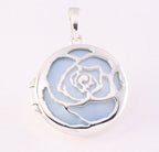 Rond bewerkt zilveren medaillon met lichtblauwe schelp afbeelding 1