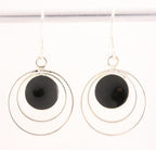 Ronde opengewerkte zilveren oorbellen met onyx afbeelding 1