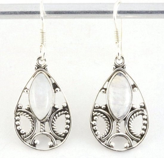 Opengewerkte zilveren oorbellen met regenboog maansteen afbeelding 1