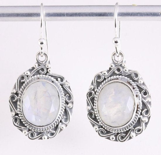 Bewerkte zilveren oorbellen met regenboog maansteen afbeelding 1
