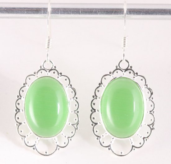 Opengewerkte zilveren oorbellen met groene opaal afbeelding 1