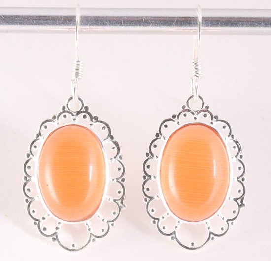 Opengewerkte zilveren oorbellen met rode vuuropaal afbeelding 1