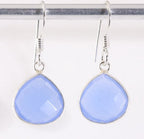 Fijne druppelvormige zilveren oorbellen met blauwe chalcedoon afbeelding 1