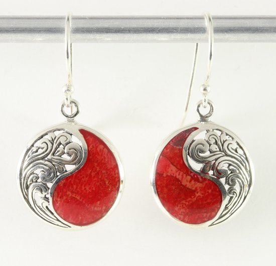 Ronde opengewerkte zilveren oorbellen met rode koraal steen afbeelding 1