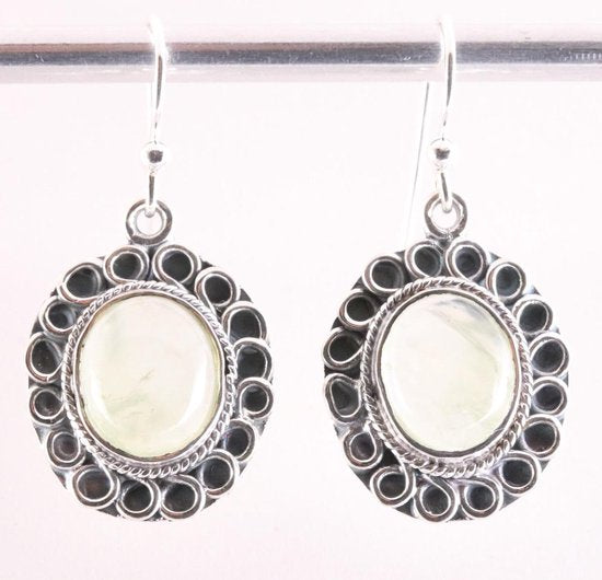 Bewerkte zilveren oorbellen met prehniet afbeelding 1