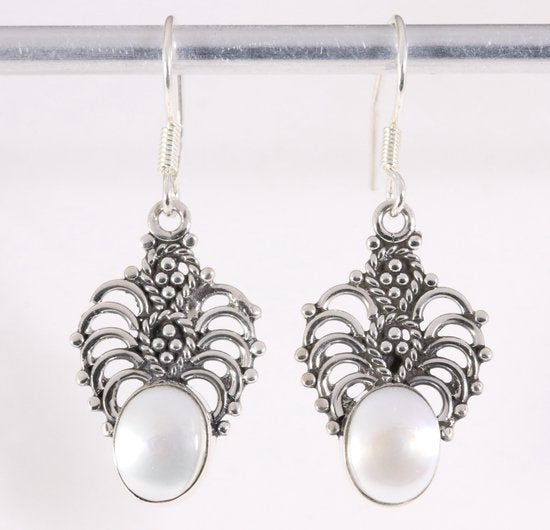 Opengewerkte zilveren oorbellen met zoetwater parel afbeelding 1