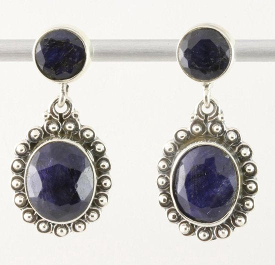 Bewerkte zilveren oorstekers met blauwe saffier afbeelding 1