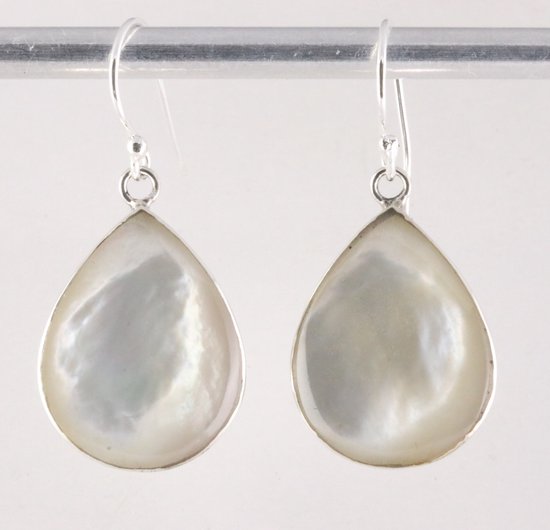 Druppelvormige zilveren oorbellen met parelmoer afbeelding 1