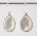 Druppelvormige zilveren oorbellen met parelmoer afbeelding 1