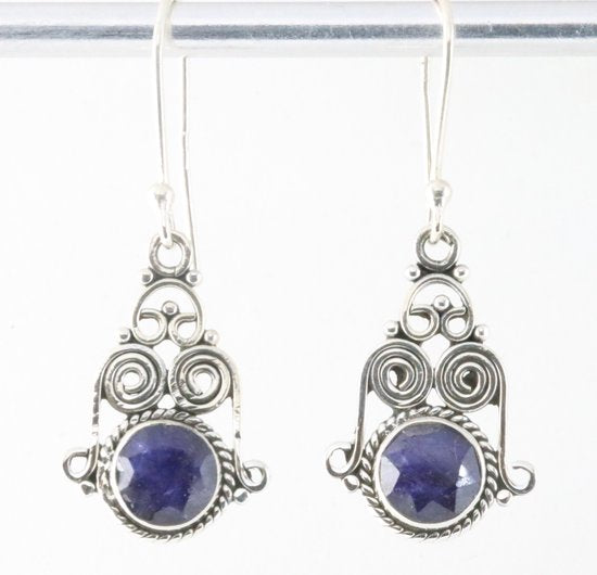 Opengewerkte zilveren oorbellen met blauwe saffier afbeelding 1