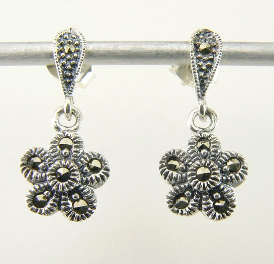 Fijne bloemvormige zilveren oorstekers met marcasiet afbeelding 4