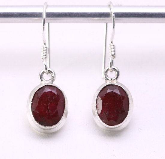 Fijne ovale zilveren oorbellen met robijn afbeelding 1