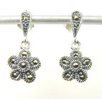 Fijne bloemvormige zilveren oorstekers met marcasiet afbeelding 1
