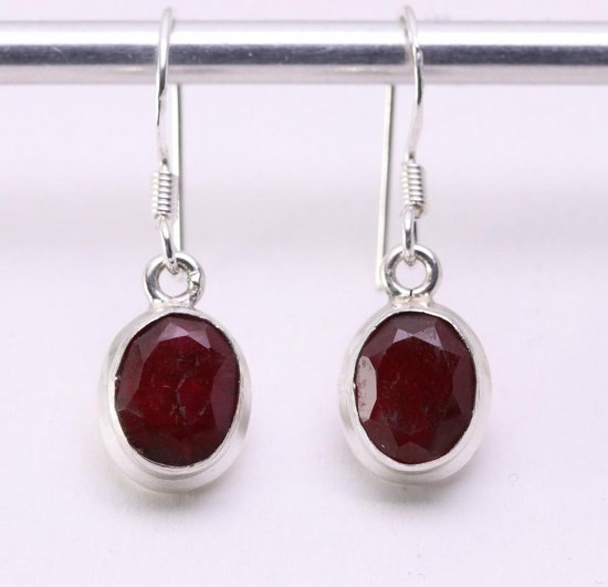 Fijne ovale zilveren oorbellen met robijn afbeelding 4