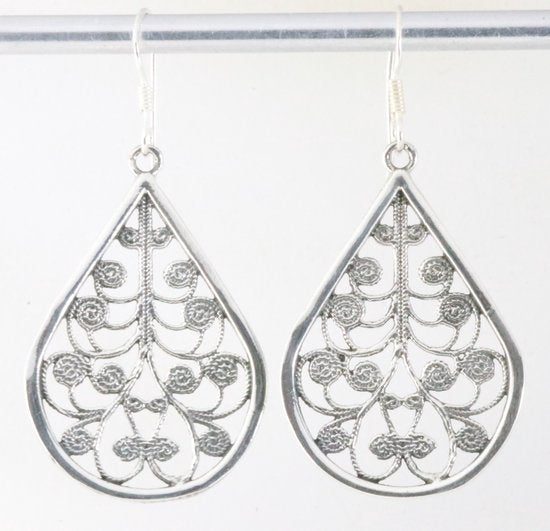 Opengewerkte druppelvormige zilveren filigrein oorbellen afbeelding 1