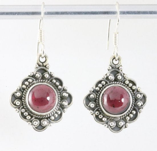 Bewerkte zilveren oorbellen met granaat afbeelding 1