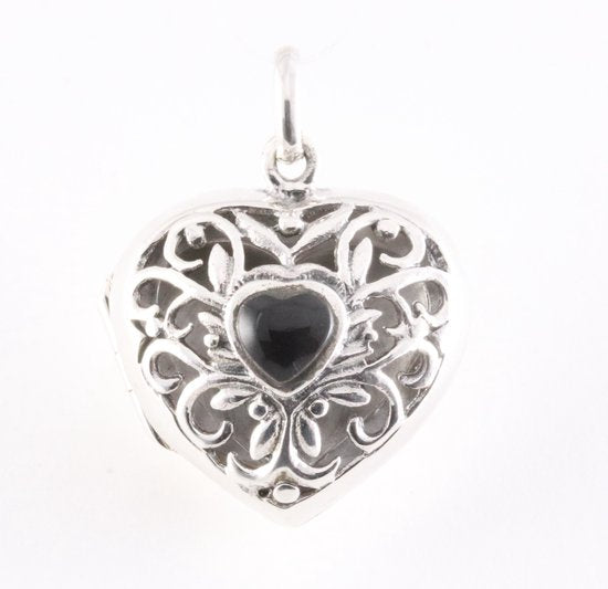 Opengewerkt hartvormig zilveren medaillon met onyx afbeelding 1