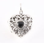 Opengewerkt hartvormig zilveren medaillon met onyx afbeelding 1