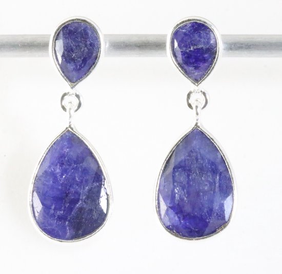 Zilveren oorstekers met blauwe saffier afbeelding 1