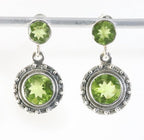 Ronde bewerkte zilveren oorstekers met peridoot afbeelding 1