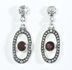 Fijne opengewerkte zilveren oorstekers met granaat afbeelding 1