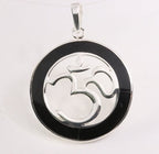 Ronde zilveren hanger met ohm teken en onyx afbeelding 1