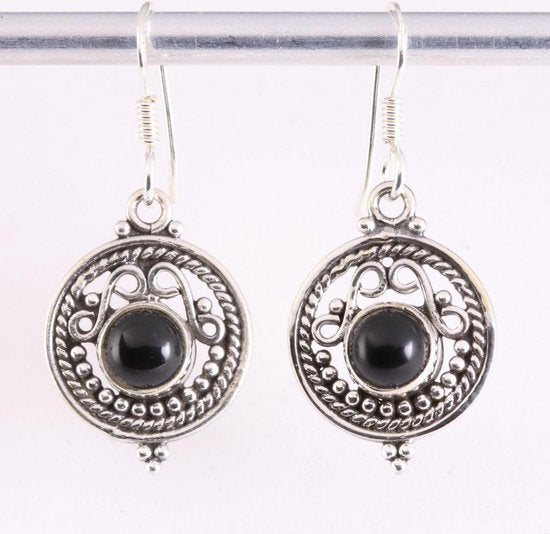 Ronde opengewerkte zilveren oorbellen met onyx afbeelding 1
