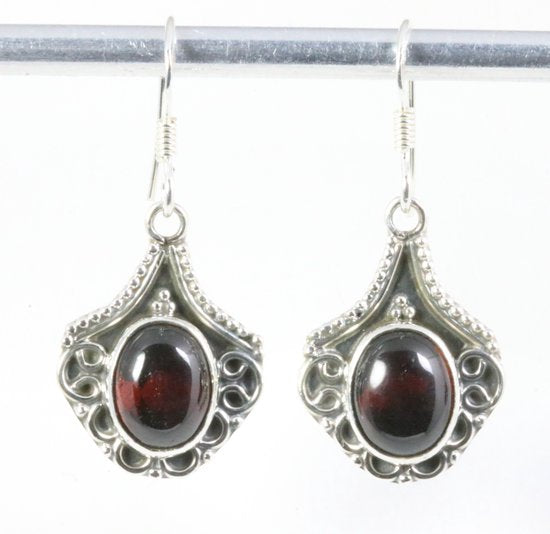 Bewerkte zilveren oorbellen met granaat afbeelding 1