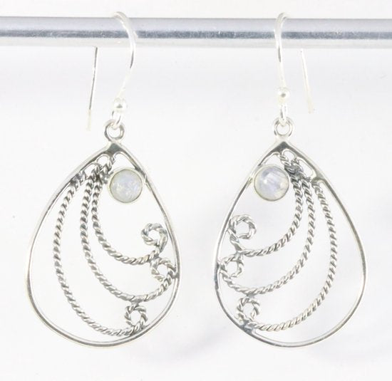 Fijne opengewerkte zilveren filigrein oorbellen met regenboog maansteen afbeelding 1