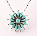 Bloemvormige zilveren hanger met groene turkoois aan ketting afbeelding 1