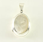 Ovaal zilveren medaillon met parelmoer afbeelding 1