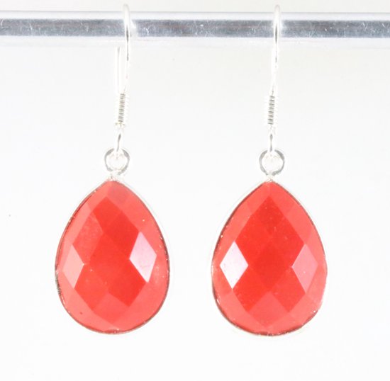 Druppelvormige zilveren oorbellen met gefacetteerde rode koraal steen afbeelding 1