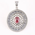 Bewerkte zilveren hanger met granaat afbeelding 1