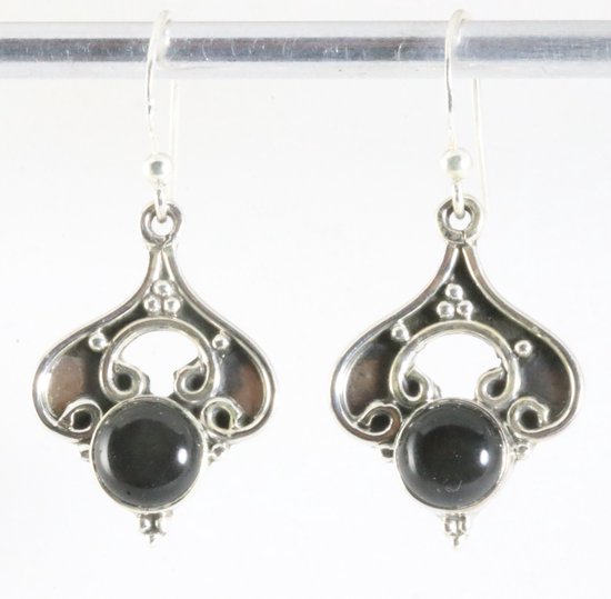 Bewerkte zilveren oorbellen met onyx afbeelding 1