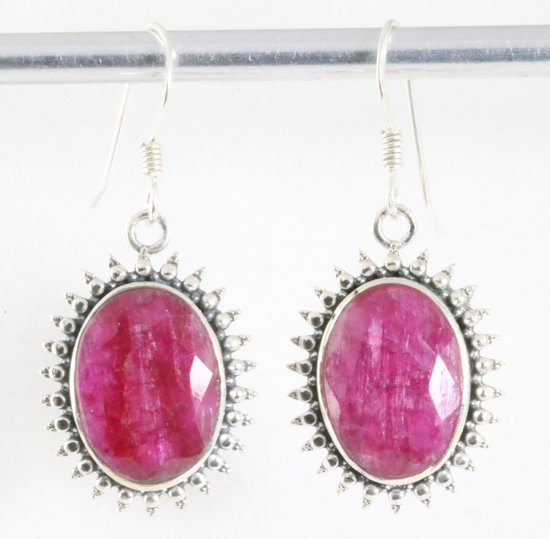 Bewerkte zilveren oorbellen met robijn afbeelding 1