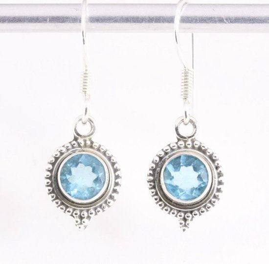 Fijne bewerkte ronde zilveren oorbellen met blauwe topaas afbeelding 1