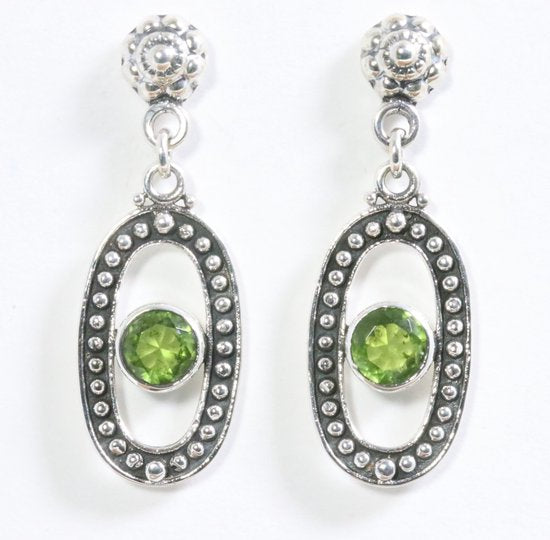 Fijne opengewerkte zilveren oorstekers met peridoot afbeelding 1
