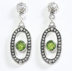 Fijne opengewerkte zilveren oorstekers met peridoot afbeelding 1