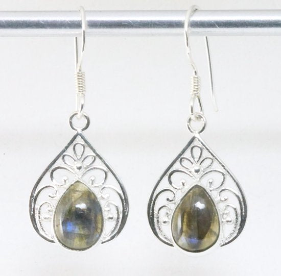 Opengewerkte zilveren oorbellen met labradoriet afbeelding 1