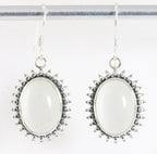 Bewerkte zilveren oorbellen met witte opaal afbeelding 1