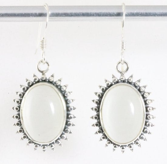 Bewerkte zilveren oorbellen met witte opaal afbeelding 1