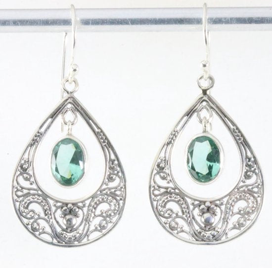 Opengewerkte zilveren filigrein oorbellen met groene toermalijn afbeelding 1