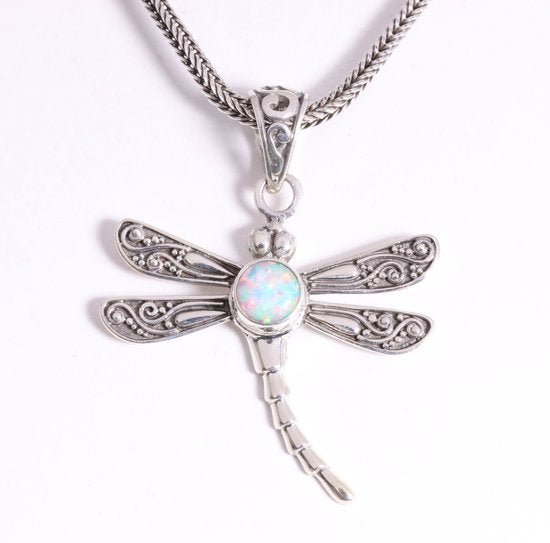 Zilveren libelle hanger met welo opaal aan vossenstaart ketting afbeelding 1