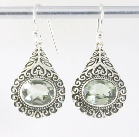 Bewerkte zilveren oorbellen met groene amethist afbeelding 1