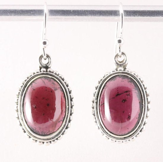 Bewerkte ovale zilveren oorbellen met granaat afbeelding 1