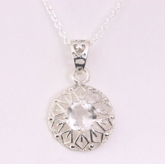 Fijne ronde opengewerkte zilveren hanger met bergkristal aan ketting afbeelding 1