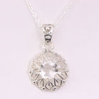 Fijne ronde opengewerkte zilveren hanger met bergkristal aan ketting afbeelding 1