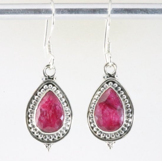 Bewerkte zilveren oorbellen met robijn afbeelding 1