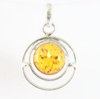 Ronde opengewerkte zilveren hanger met amber afbeelding 1