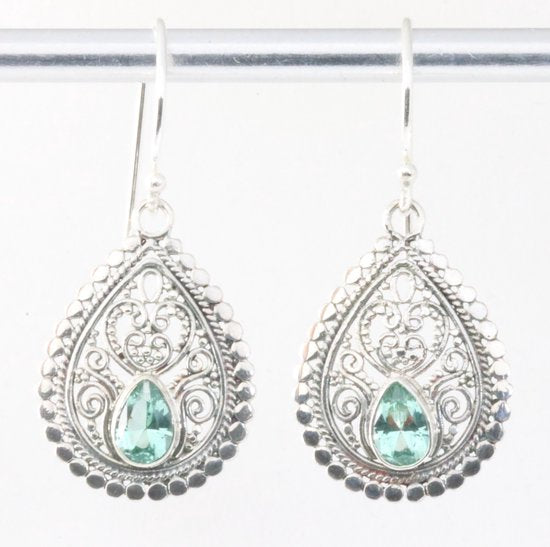 Traditionele bewerkte zilveren oorbellen met groene toermalijn afbeelding 1